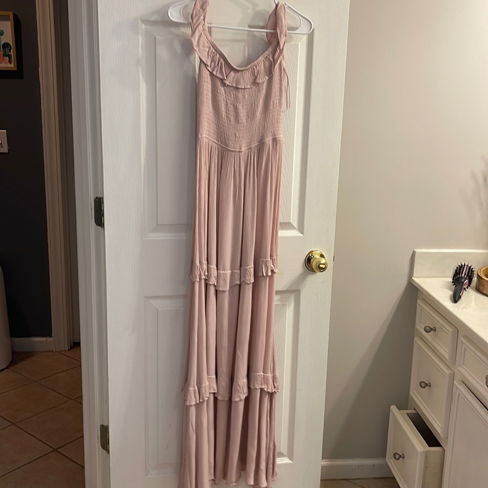 Maxi dress. Light pink off shoulder